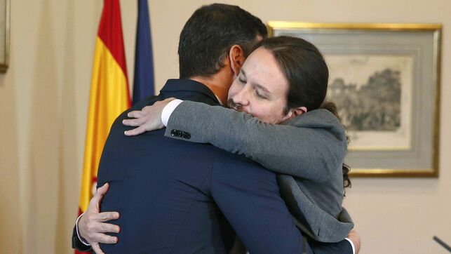 Die neue Koalitionsregierung in Spanien umarmt sich